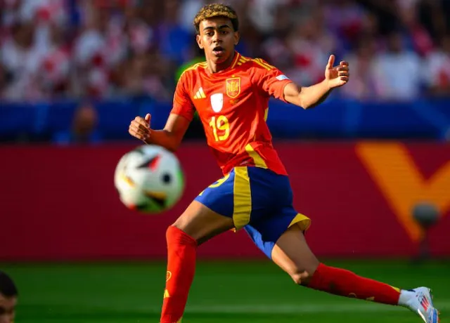 Thần đồng Lamine Yamal trở thành cầu thủ trẻ nhất tham dự VCK Euro