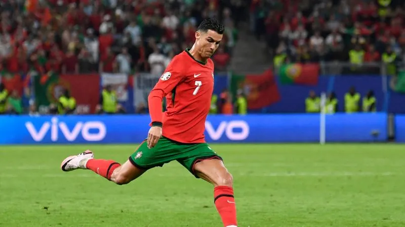 Ronaldo trở thành cầu thủ vĩ đại khi có thể ghi đến 1000 bàn thắng