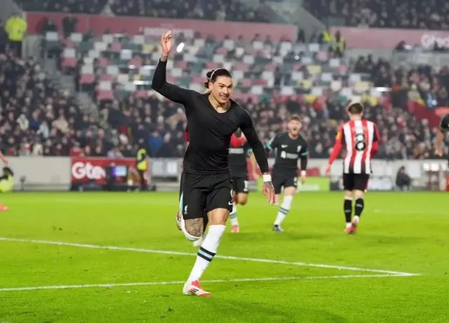 Darwin Nunez lập cú đúp phút bù giờ Liverpool thắng kịch tính Brentford