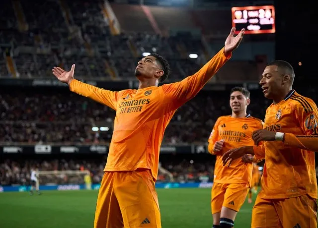 Real lội ngược dòng kinh điển trước Valencia leo lên top 1 Laliga