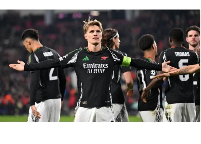 Arsenal nhanh chóng áp đặt thế trận và khiến PSV gặp khó khăn