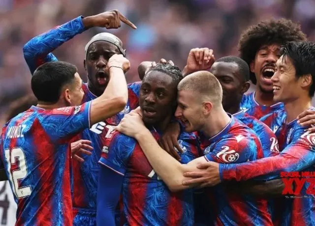 Eze mở tỷ số với pha dứt điểm đẹp mắt