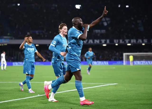 McTominay mở tỷ số từ pha phối hợp với Lukaku