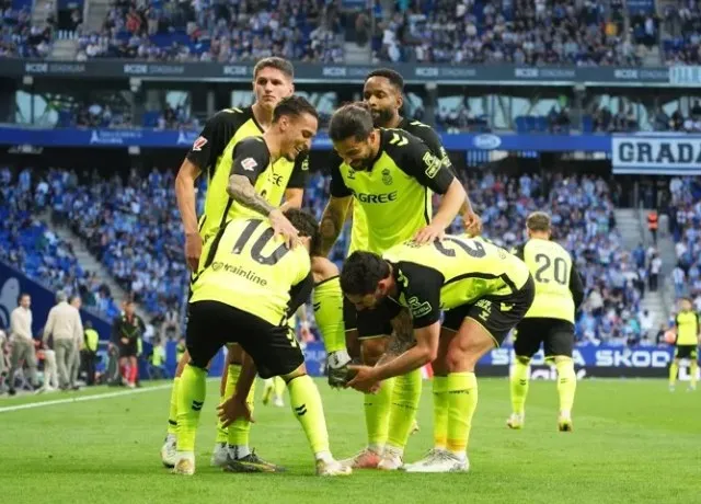 Antony ghi siêu phẩm ở phút bù giờ Betis thắng 2-1 trước Espanyol