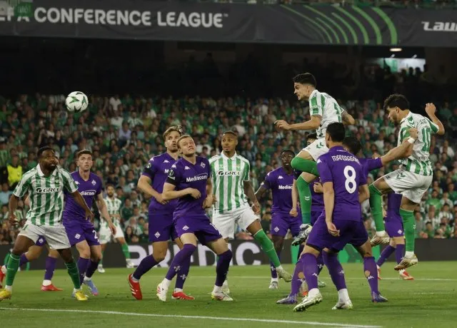Chiến thắng 2-1 của Real Betis trước Fiorentina ở trận bán kết lượt đi UEFA Europa Conference League