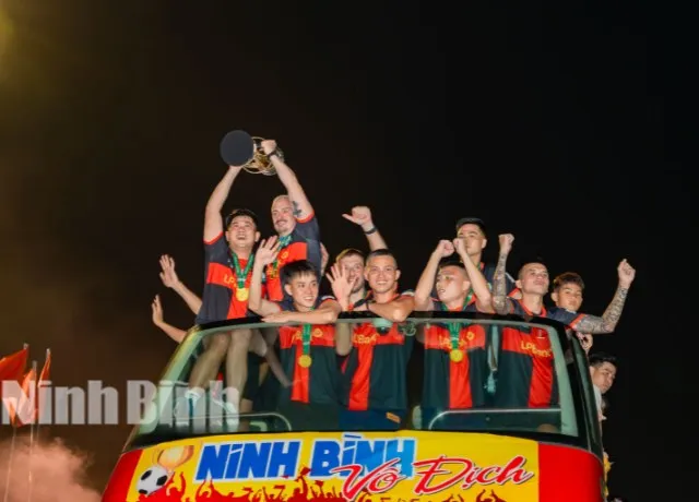 Phù Đổng Ninh Bình nhận cúp vô địch hạng Nhất mùa 2024/25