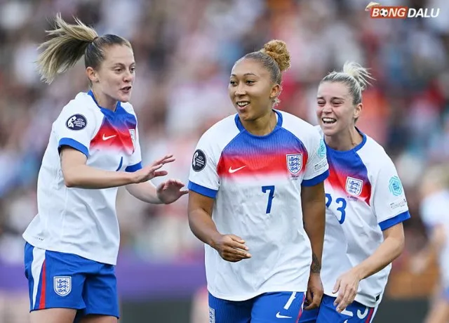 Nữ tuyển Anh áp đảo hoàn toàn