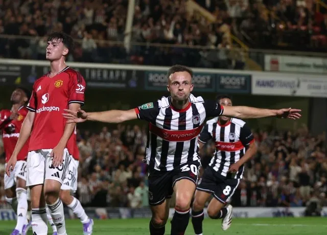 MU thua đội hình vô danh của Grimsby Town