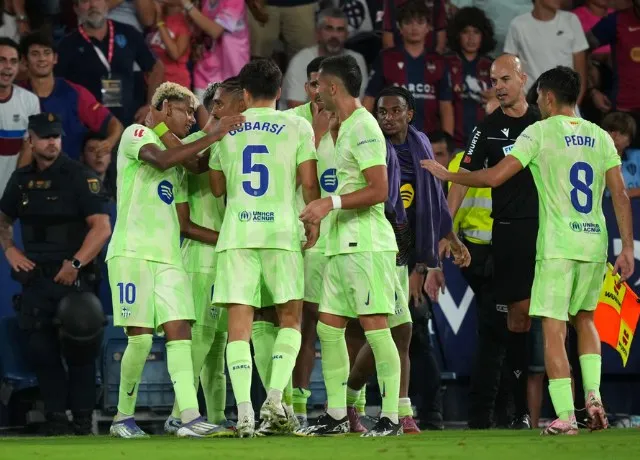 Barca lội ngược dòng kinh điển 3-2 trước Levante
