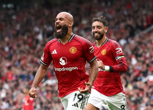 Burnley vùng lên, MU hai lần để gỡ hòa