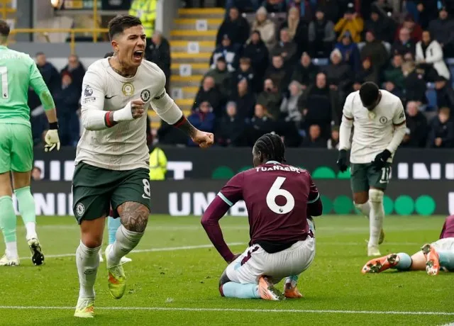 Chelsea đánh bại Burnley 2-0 Khẳng định sức mạnh cạnh tranh ngôi đầu