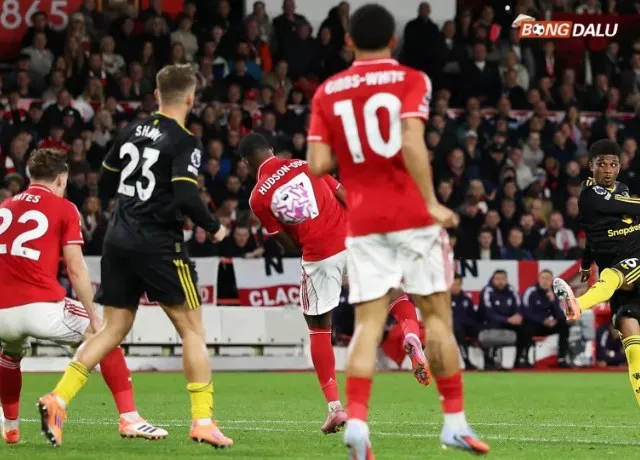 MU chia điểm trên sân Nottingham: Trận cầu nghẹt thở kết thúc với tỷ số 2-2