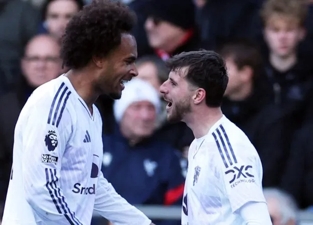 Zirkzee và Mount tỏa sáng, MU lội ngược dòng